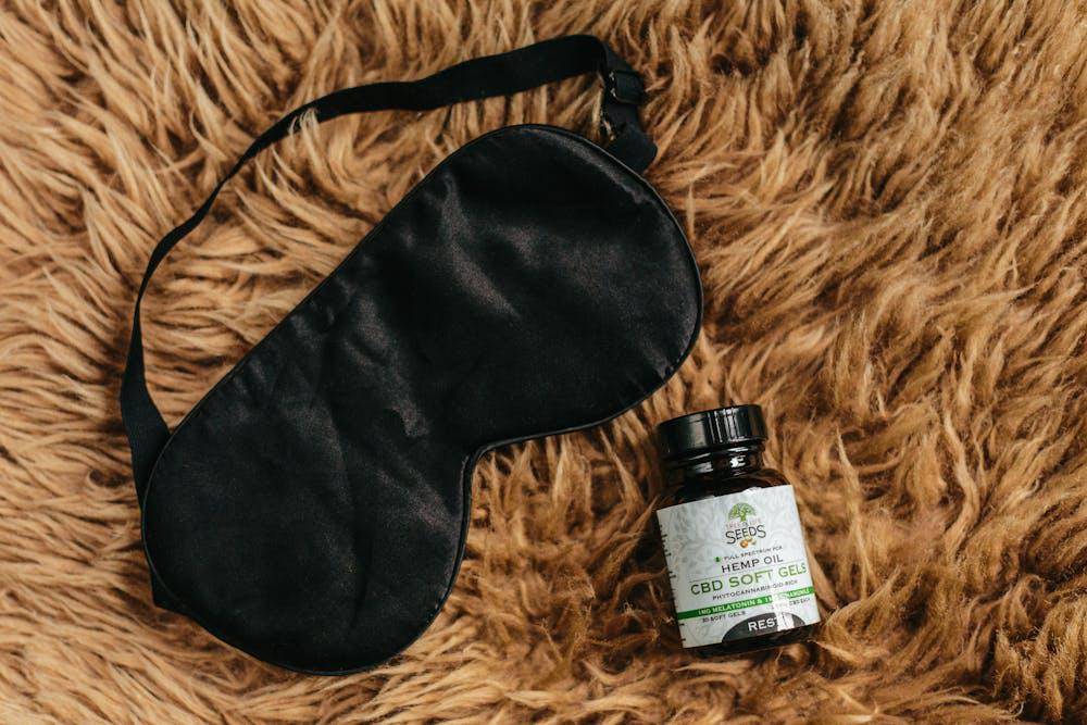 ilustrasi eye mask (pexels.com/Tree of Life Seeds)