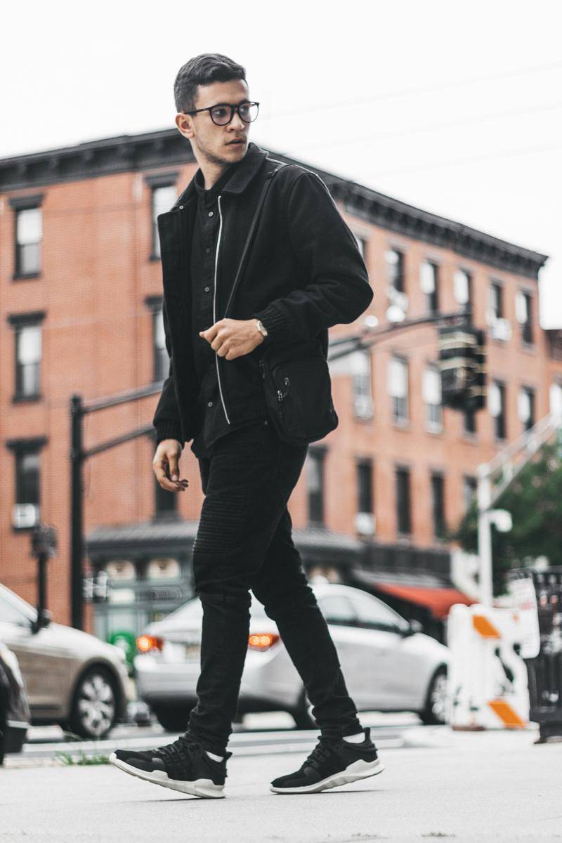 ilustrasi pria mengenakan outfit hitam (unsplash.com/Samuel Lopes) 