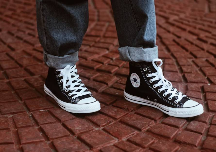 potret Converse (unsplash.com/Jaizer Capangpangan)