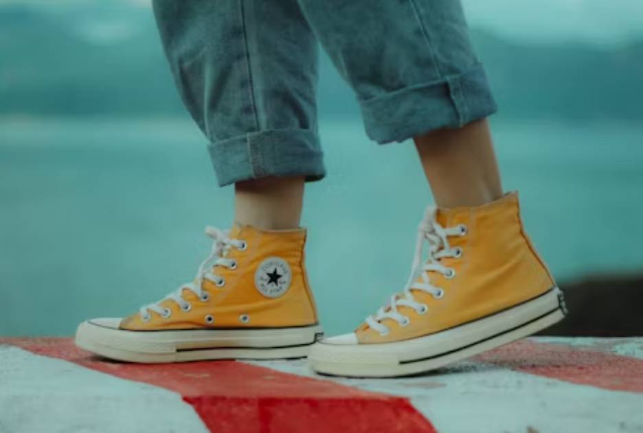 potret Converse (unsplash.com/Thuan Pham)
