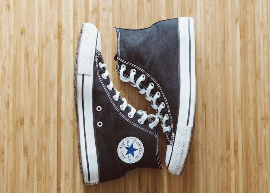 potret Converse (unsplash.com/Mitchel Lensink)