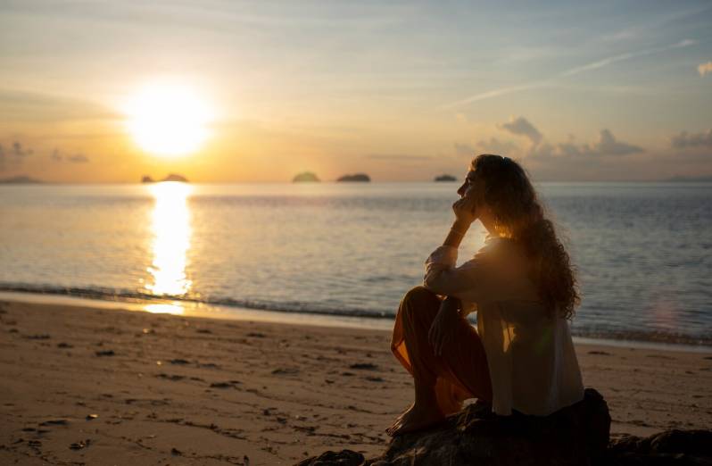 ilustrasi seorang perempuan di tepi pantai (freepik.com/freepik)