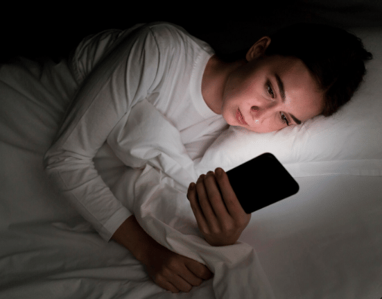 ilustrasi bermain gadget di malam hari