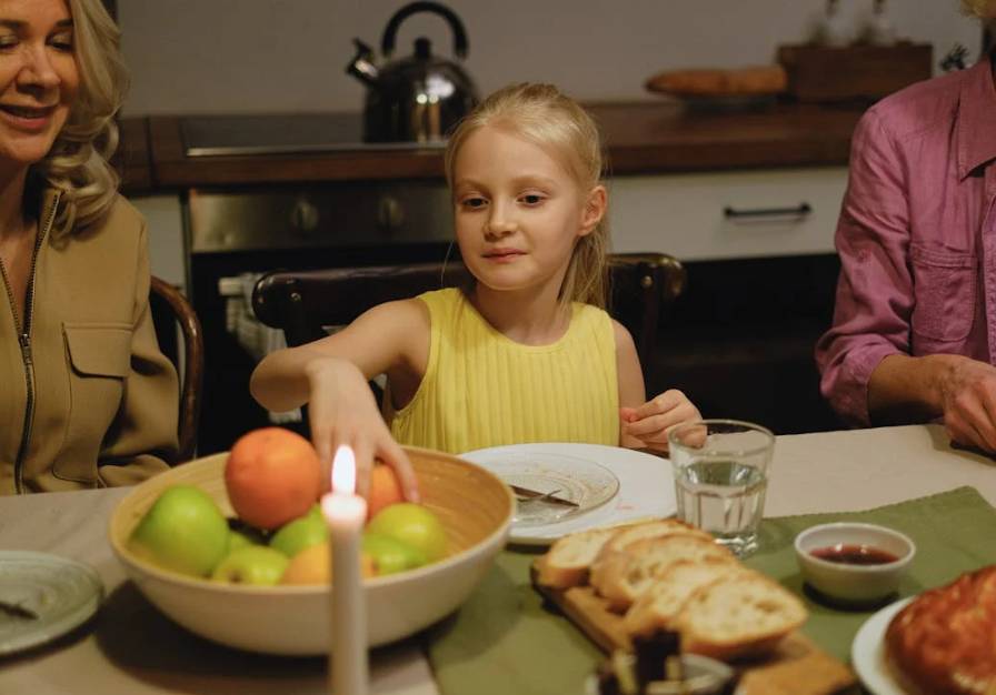 illustrasi keluarga dan anak makan malam (pexels.com/Anna Shvets)