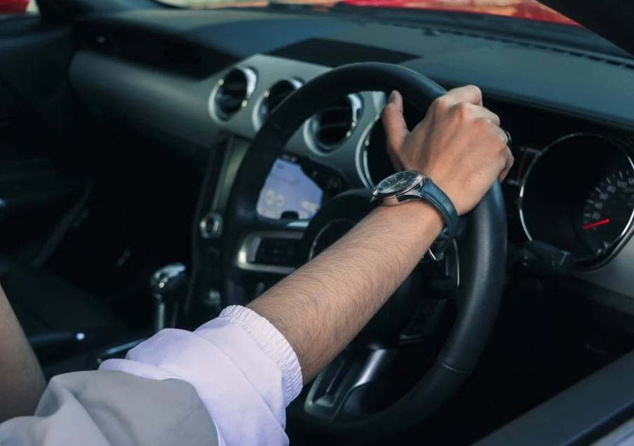 illustrasi mengendarai mobil (pexels.com/Dev Raj)