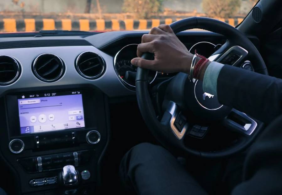 illustrasi mengendarai mobil (pexels.com/Dev Raj)