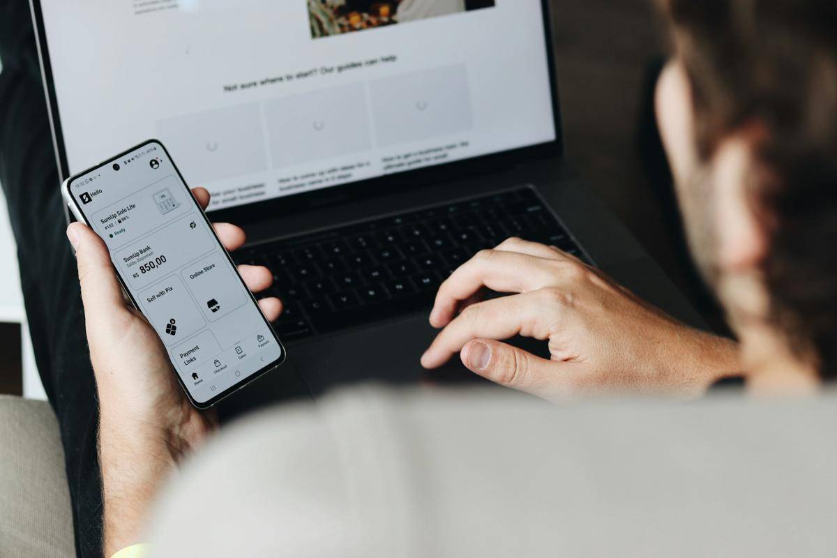 ilustrasi menggunakan smartphone (unsplash.com/SumUp)