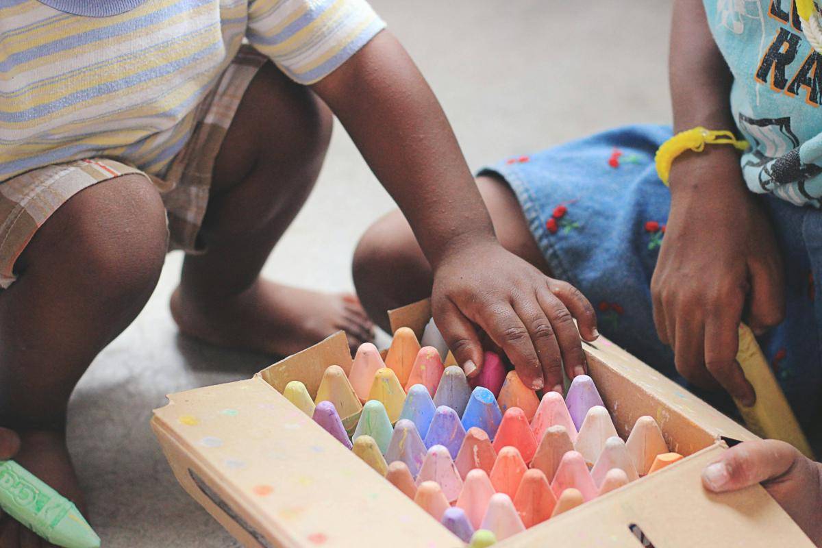 ilustrasi anak memilih warna sesuai perasaannya (Unsplash/Tina Floersch)