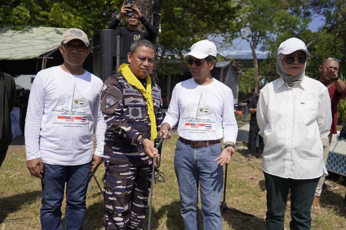 Rektor Unhas, Prof Jamaluddin Jompa (dua dari kanan). Dok. IDN Times/Humas Unhas