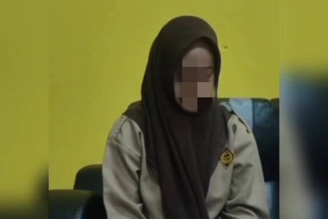 Siswi SMKN 1 Gowa saat membacakan permintaan maaf di hadapan pihak sekolah dan orang tua, usai video aksi jari tengah terhadap guru viral di media sosial. (Tangkapan layar video)