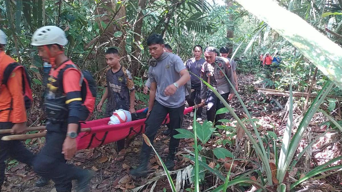 Tim SAR gabungan evakuasi pendaki yang tersambar petir di Gunung Bawang.