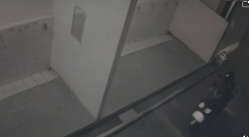 Tangkapan layar video CCTV sepeda motor milik imam masjid di Makassar dicuri saat salat magrib, Jumat (1/8/2025)/Istimewa