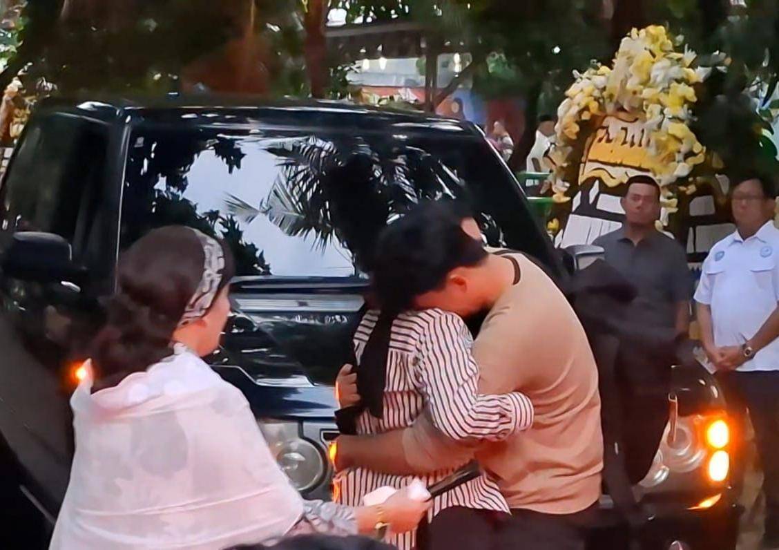 Tangis putra Marsma TNI Fajar Adriyanto