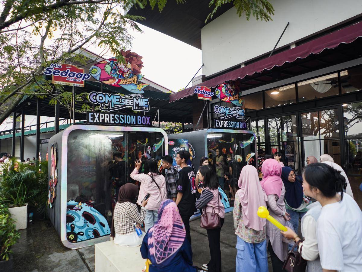 Para pengunjung mencoba experience Expression Box.jpg