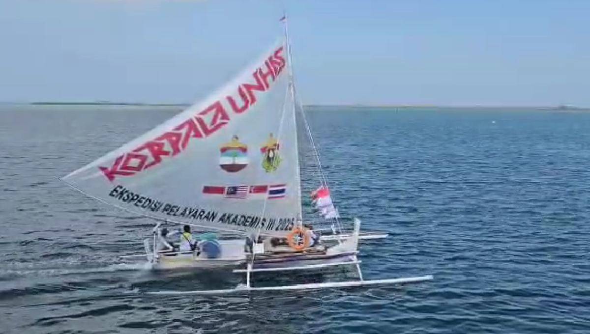 Perahu Sandeq yang ditumpangi Tim Ekspedisi Pelayaran Akademis III Korpala Unhas Makassar, memulai perjalanan menuju Thailand, Minggu (3/8/2025)/Tim Humas Unhas