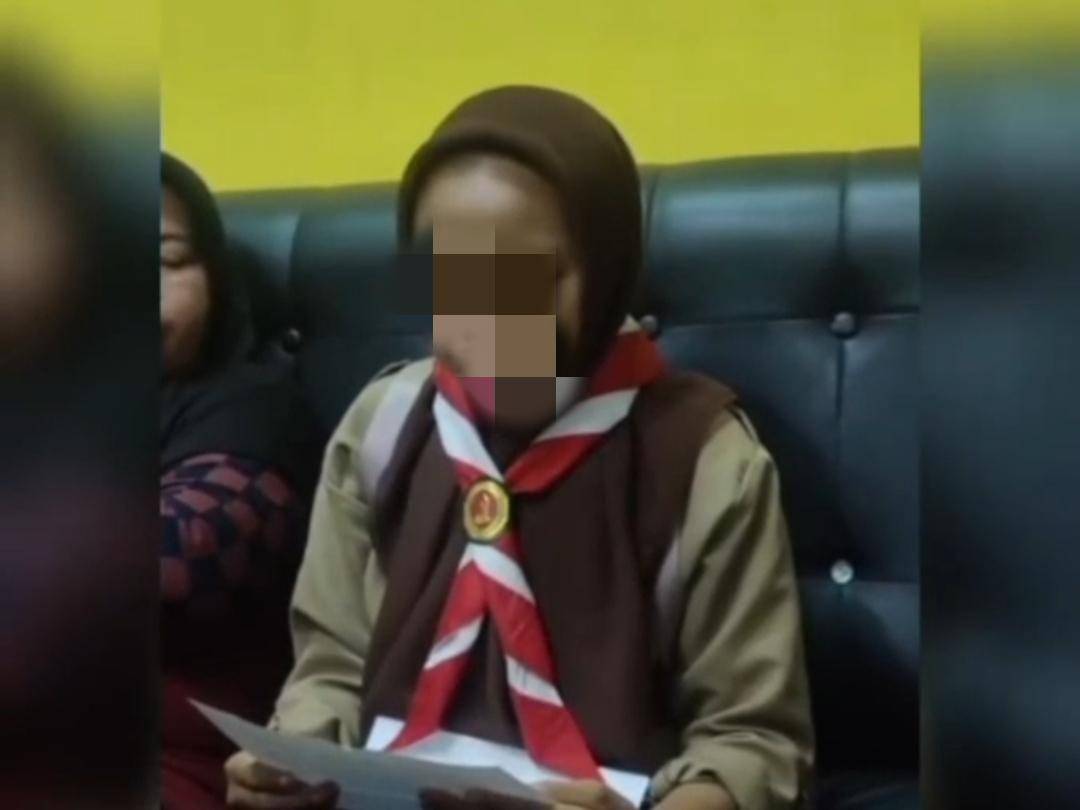 Siswi SMKN 1 Gowa saat membacakan permintaan maaf di hadapan pihak sekolah dan orang tua, usai video aksi jari tengah terhadap guru viral di media sosial. (Tangkapan layar video)
