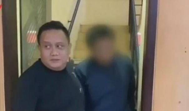 Pelaku (kanan) saat ditangkap polisi/Istimewa