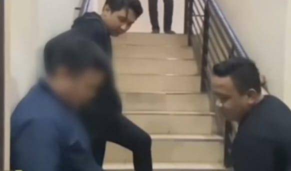 Pelaku (kiri) saat ditangkap polisi/Istimewa