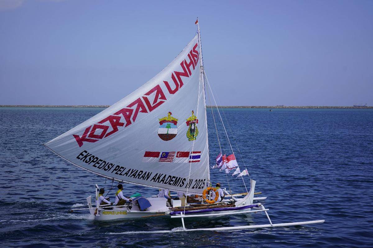 Perahu Sandeq yang ditumpangi Tim Ekspedisi Pelayaran Akademis III Korpala Unhas Makassar, memulai perjalanan menuju Thailand, Minggu (3/8/2025)/Tim Humas Unhas