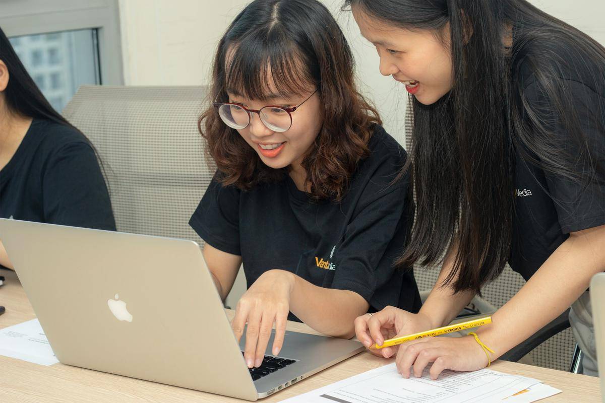 ilustrasi siswa sedang mengerjakan contoh soal TKA ekonomi (unsplash.com/Van Tay Media)