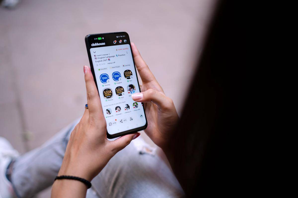 ilustrasi menggunakan smartphone (unsplash.com/Viralyft)