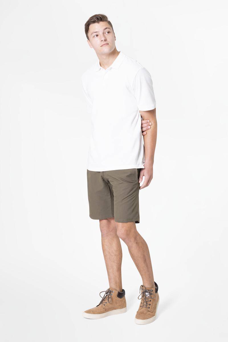 ilustrasi pria mengenakan polo shirt dan short pants (freepik.com/rawpixel.com) 