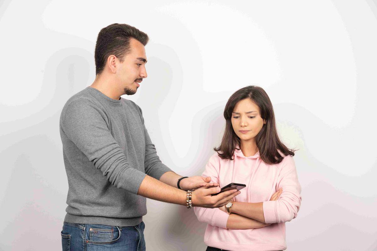 ilustrasi membandingkan pasangan dengan orang lain (freepik.com/azerbaijan_stockers)