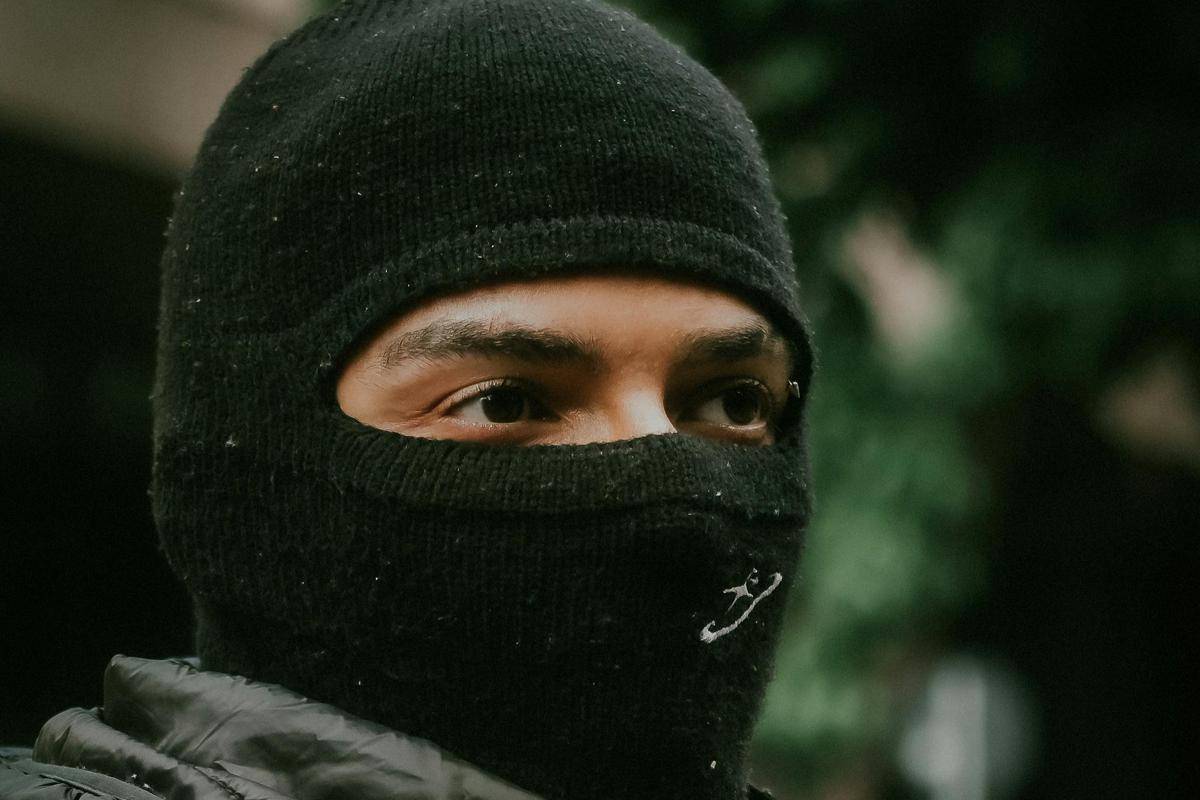ilustrasi windproof balaclava (pexels.com/Mara Andrade)