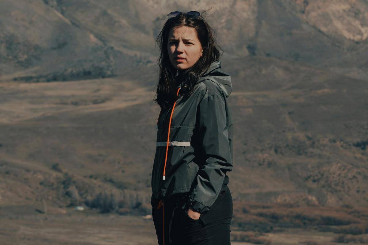 ilustrasi memakai windproof jacket (pexels.com/Gaspar Zaldo)