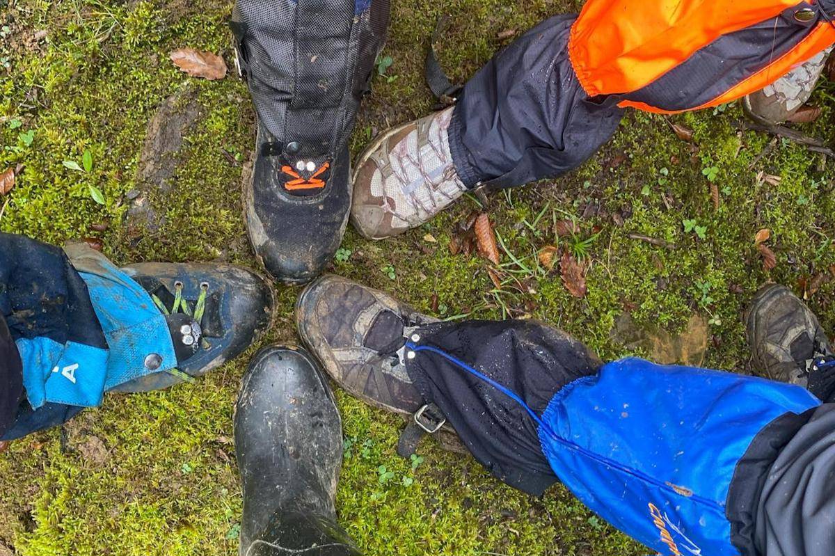 ilustrasi memakai gaiters (pexels.com/Omid jannati)