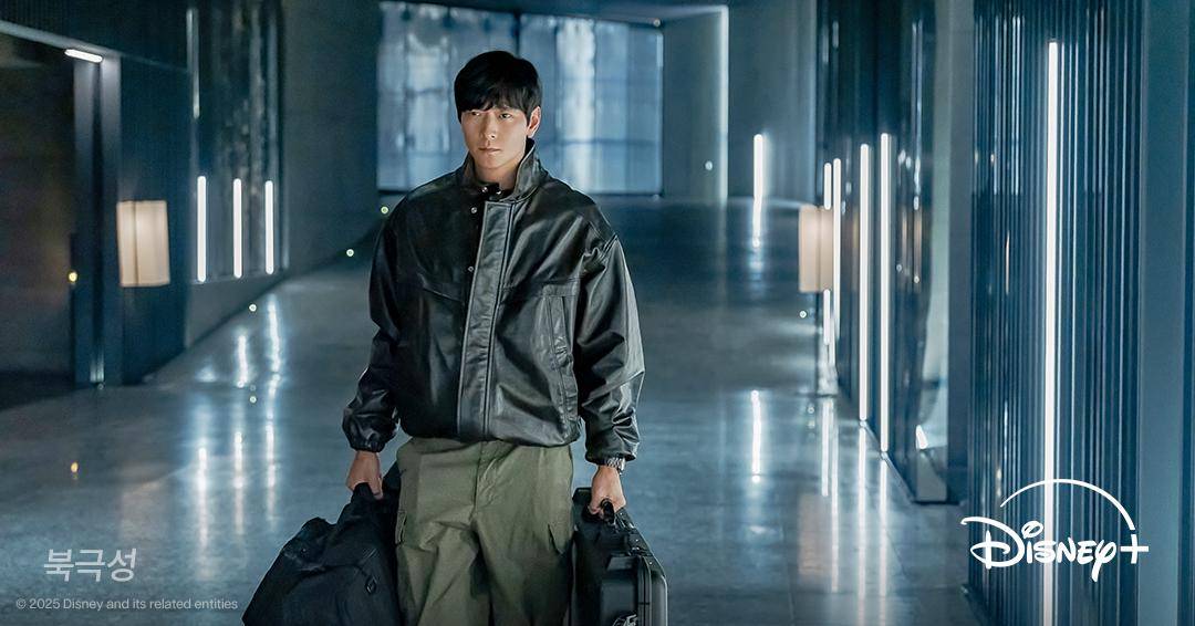 Potret Kang Dong Won di still cuts drama korea Tempest 2025 (X.com/DisneyPlusKR)