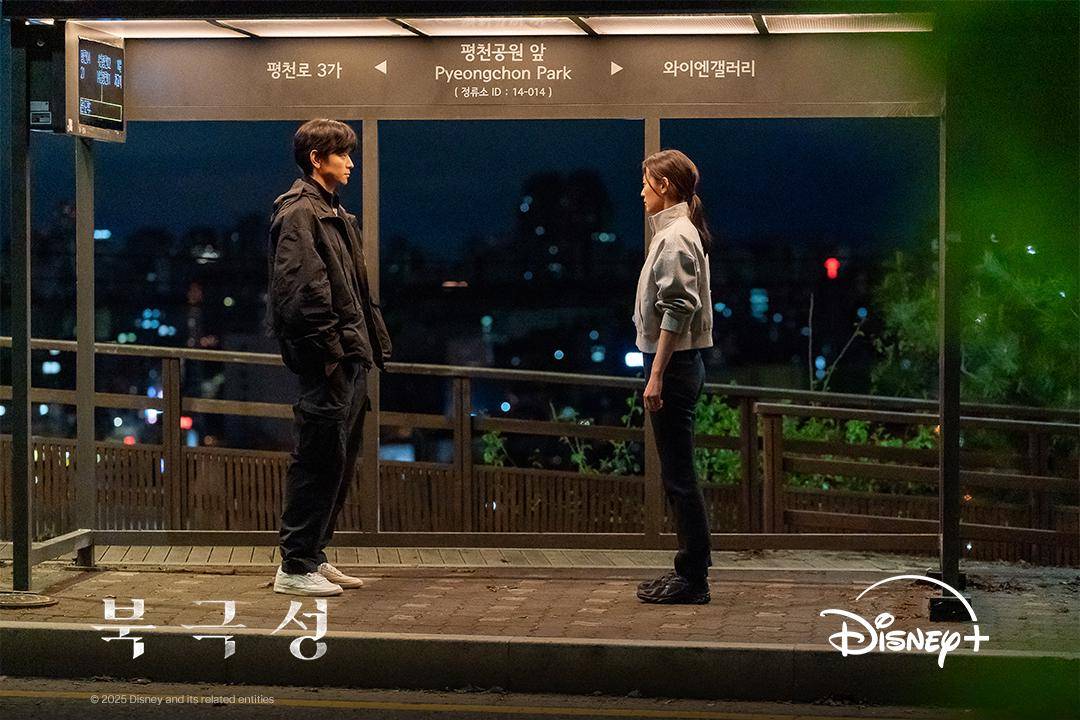 Potret Jun Ji Hyun dan Kang Dong Won di still cuts drama korea Tempest 2025 (X.com/DisneyPlusKR)