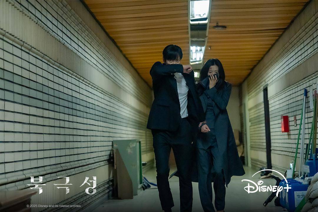 Potret Jun Ji Hyun dan Kang Dong Won di still cuts drama korea Tempest 2025 (X.com/DisneyPlusKR)