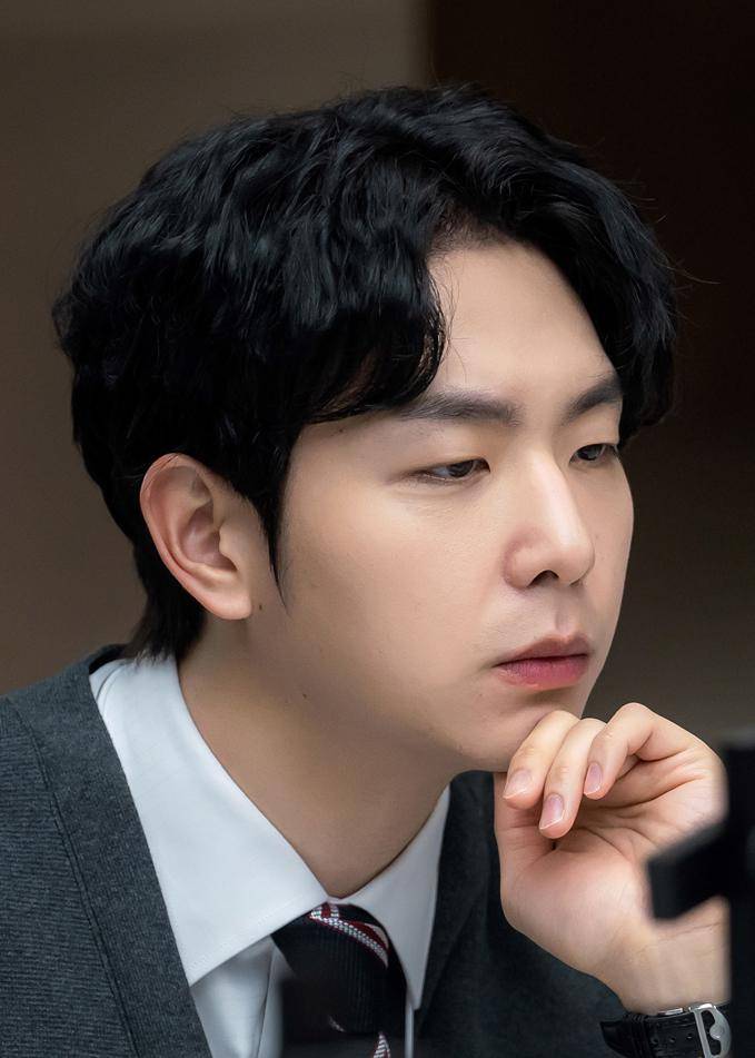 still cut Pyo Jae Gyeom sebagai Oh Sang Chul di drama Beyond the Bar (mtv.jtbc.co.kr)