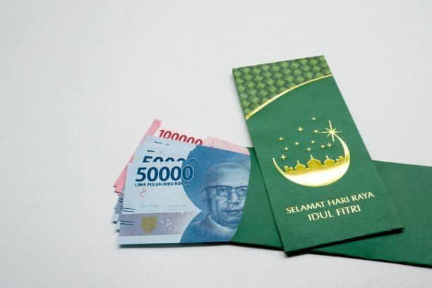 Amplop hijau atau amplop raya atau THR atau angpau (istockphoto.com/bwins29)
