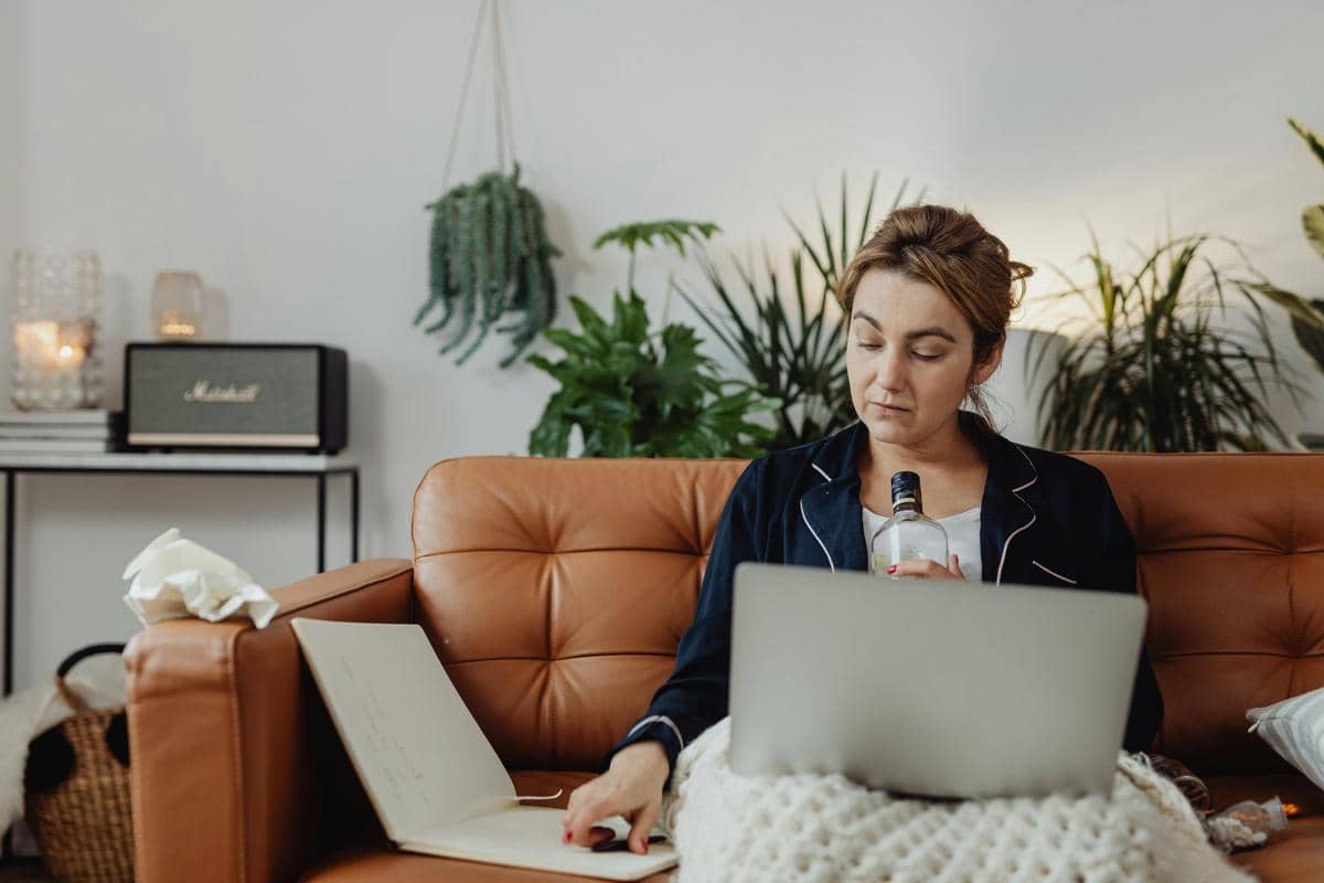 ilustrasi feelancer bertahan dalam ketidakpastian (pexels.com/Photo By: Kaboompics.com)