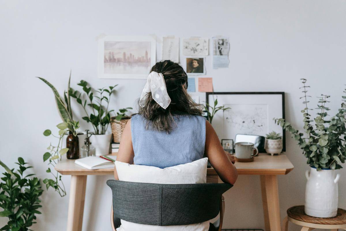 ilustrasi freelancer bekerja dengan nyaman