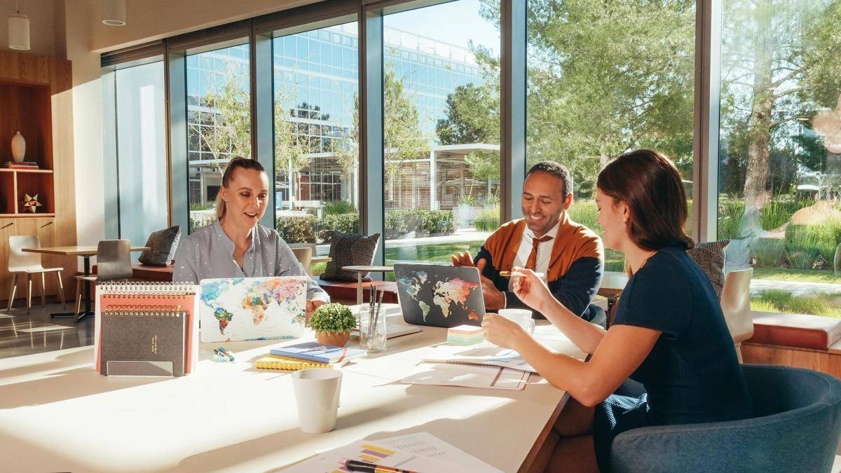 ilustrasi suasana kerja di kantor (pexels.com/Kindel Media)