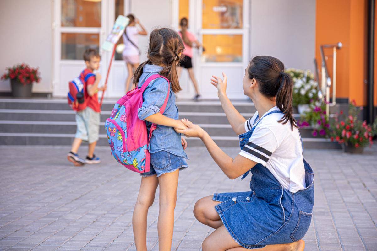 Ilustrasi ibu mengantar anak ke sekolah (freepik.com/pvproductions)