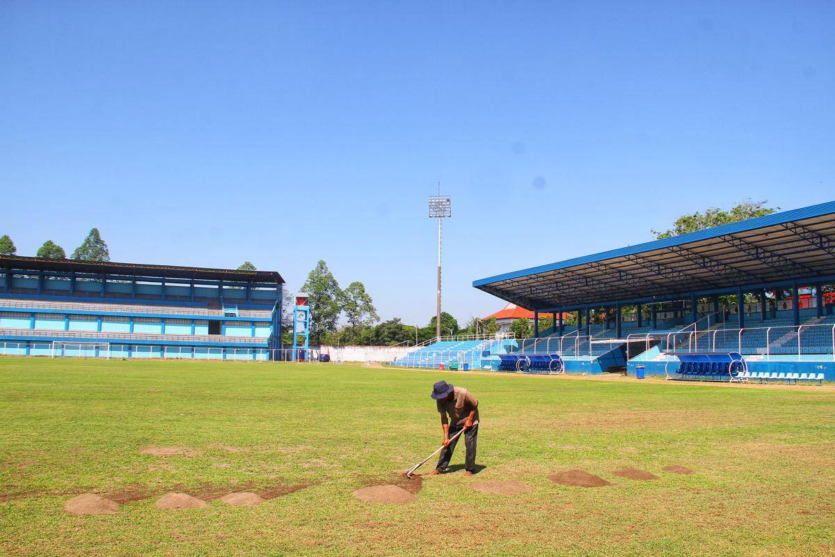 Pekerja melakukan top dressing di Stadion Wergu Wetan Kudus. (Ari Haryono/IDN Times).