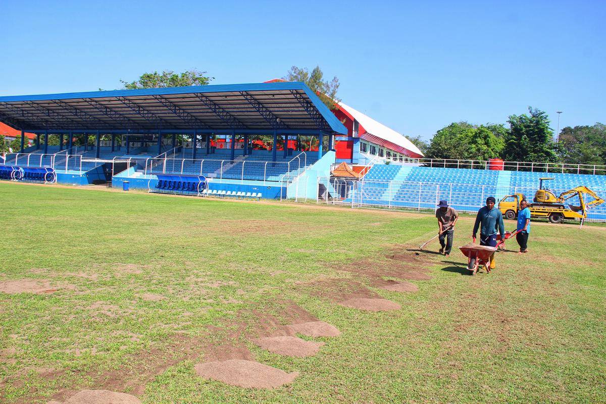 Pekerja melakukan top dressing di Stadion Wergu Wetan Kudus. (Ari Haryono/IDN Times).