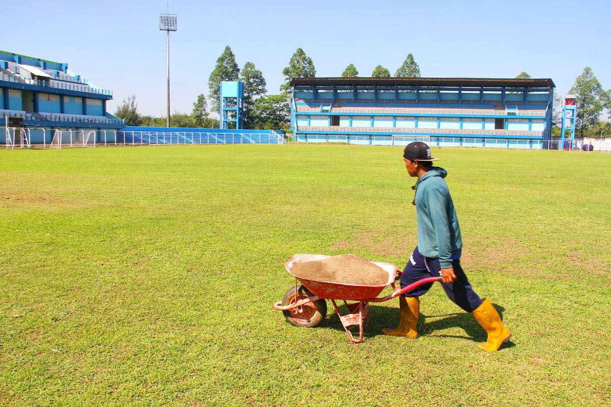 Pekerja melakukan top dressing di Stadion Wergu Wetan Kudus. (Ari Haryono/IDN Times).