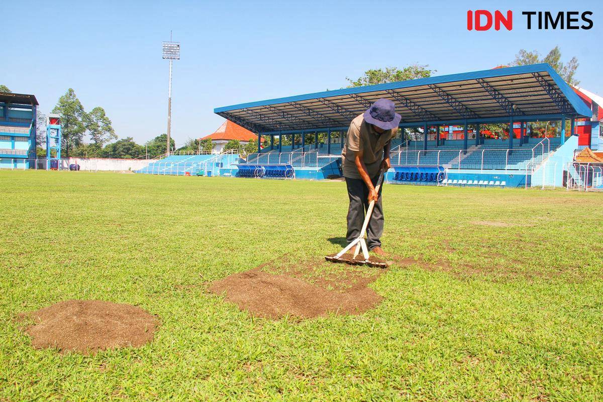 Pekerja melakukan top dressing di Stadion Wergu Wetan Kudus. (Ari Haryono/IDN Times).