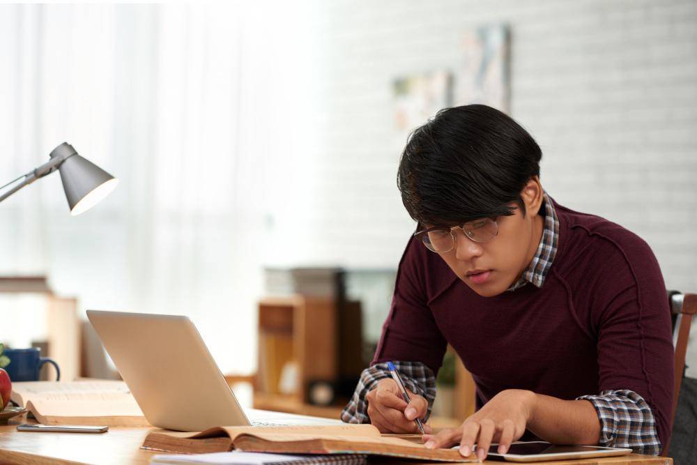 ilustrasi siswa sedang mengerjakan contoh soal TKA ekonomi  (freepik.com/pressfoto)