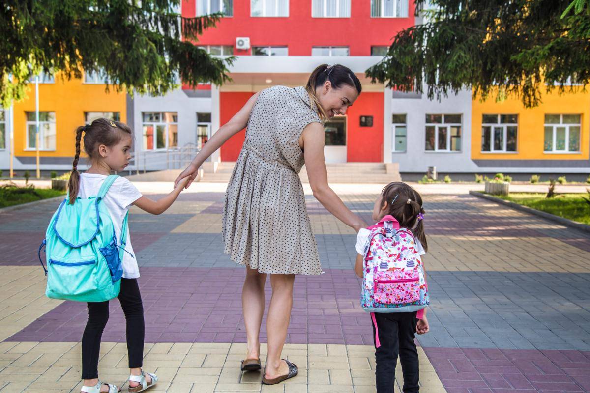 Ilustrasi ibu mengantar anak ke sekolah (freepik.com/pvproductions)