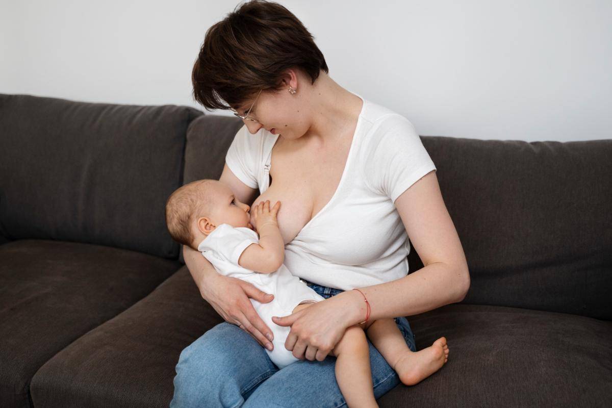 ilustrasi posisi cradle hold (freepik.com)