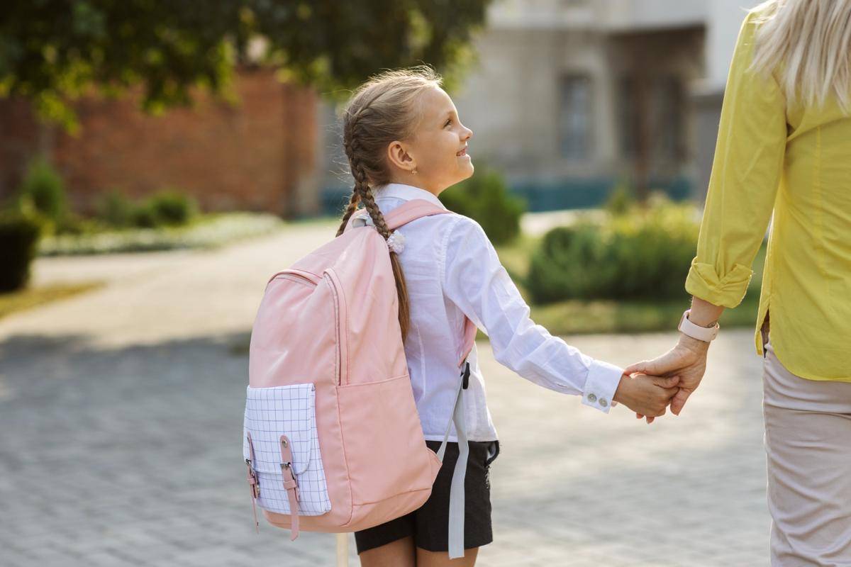 Ilustrasi anak berangkat ke sekolah (freepik.com/freepik)