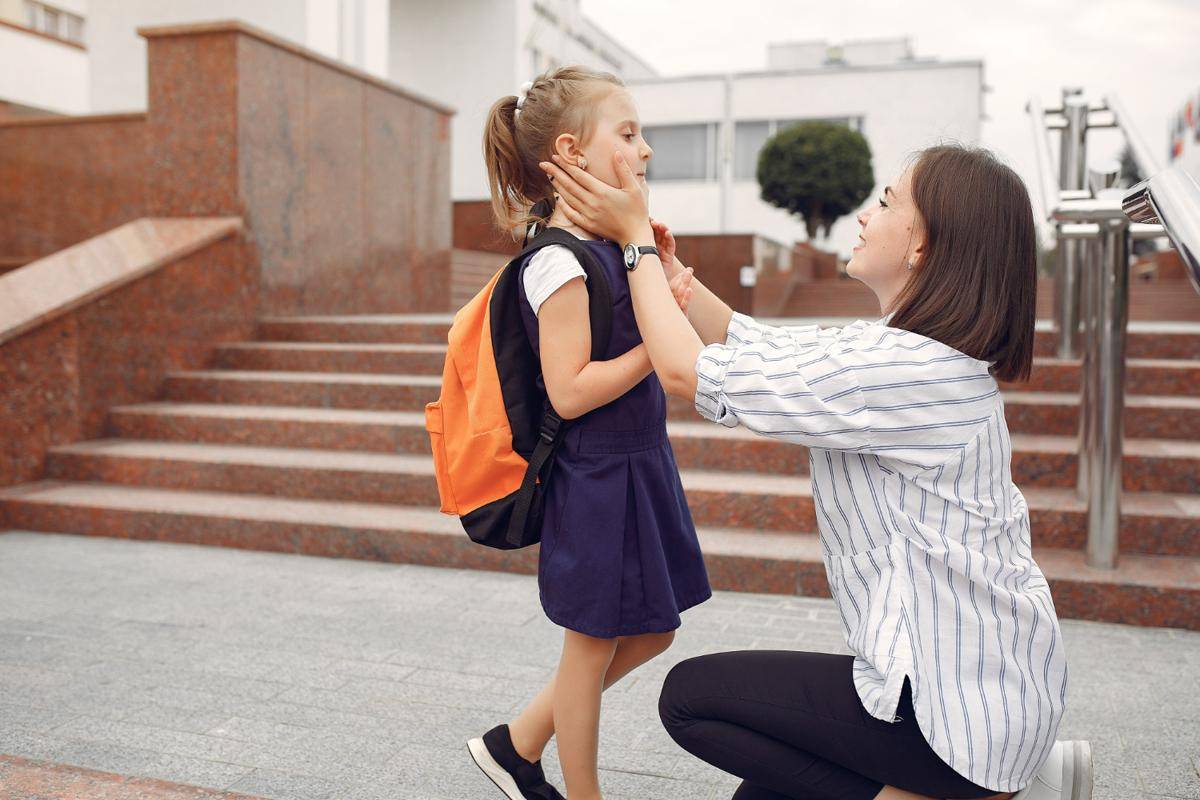 Ilustrasi ibu mengantar anak ke sekolah (freepik.com/prostooleh)