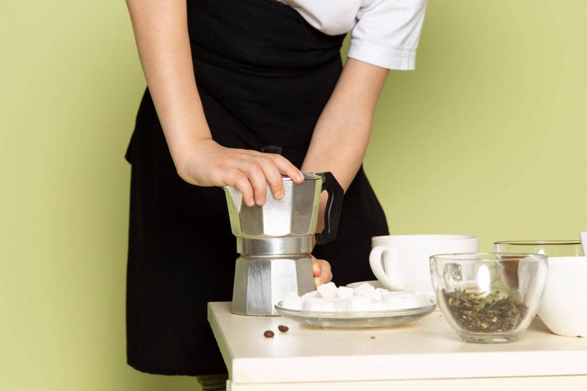 ilustrasi membuat es kopi susu tiramisu 