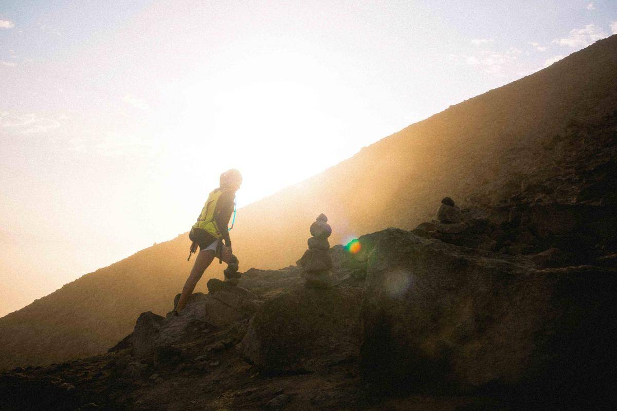 ilustrasi hydropack untuk mendaki gunung (unsplash.com/Alvaro Palacios)